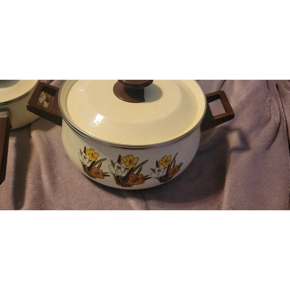 Vintage Enamelware Stock Pot with‎ Lid Cream Floral Crocus Pattern Brown Handles